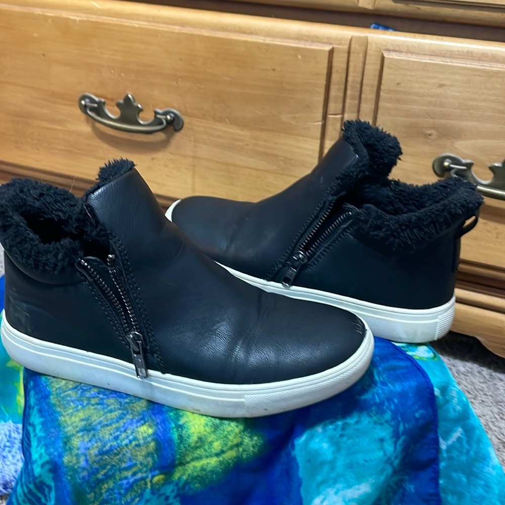 Trash sneaker boots Size 6